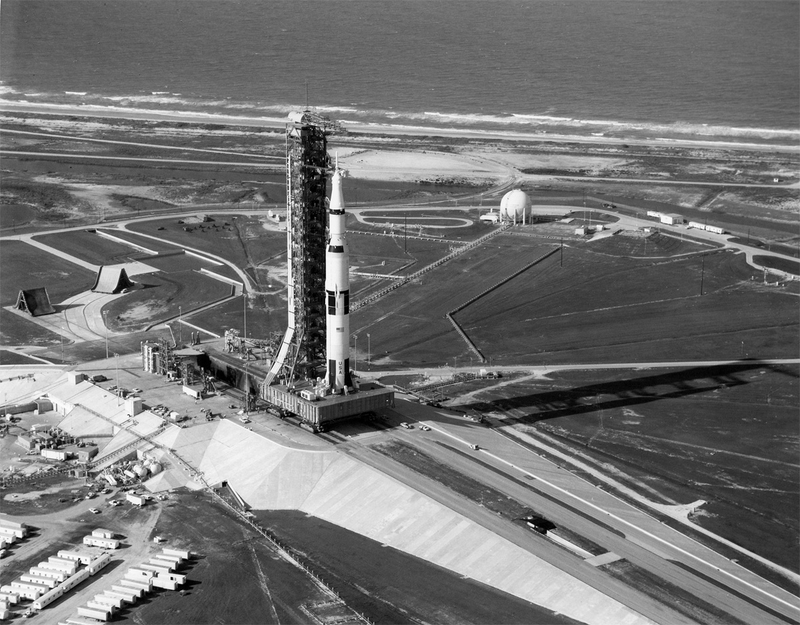 Illustration for article titled Amazing photos from NASA's vaults show how they assembled Apollo 11